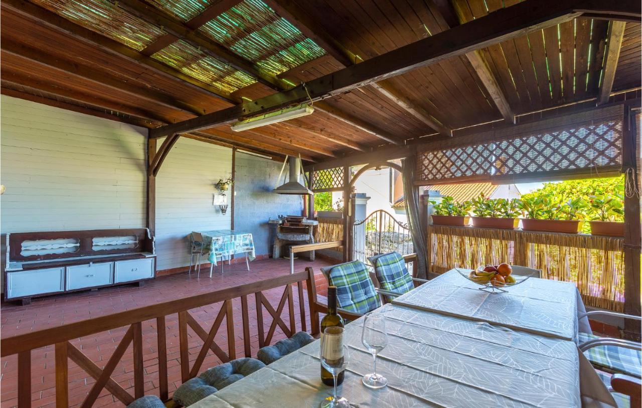 Cozy Home In Omisalj With Kitchen Exterior foto